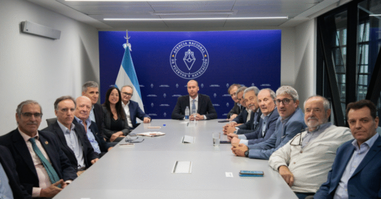 La puja por la Hidrovía se define entre dos empresas