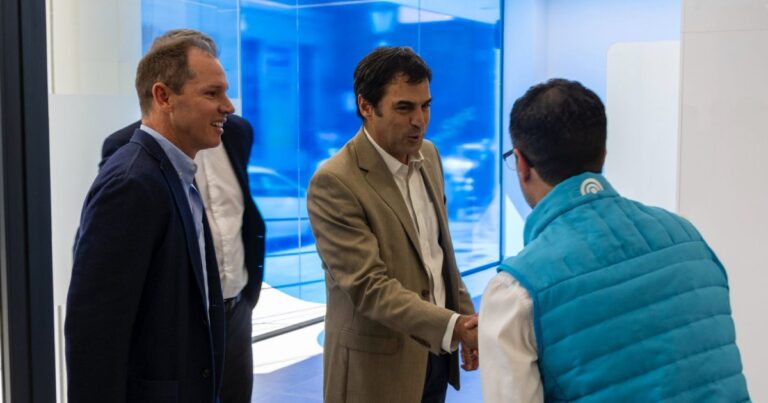 Brito se mostró con el intendente de San Isidro y coquetea con la política