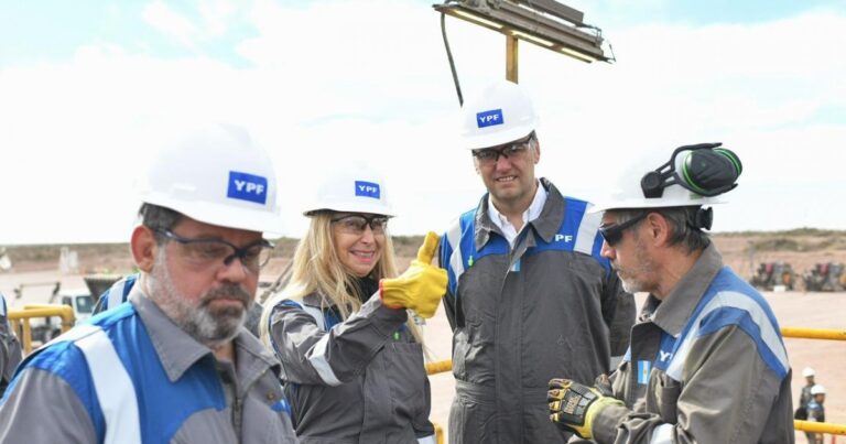 Milei analiza sacar a Adorni cuando baje el escándalo para no mostrar debilidad