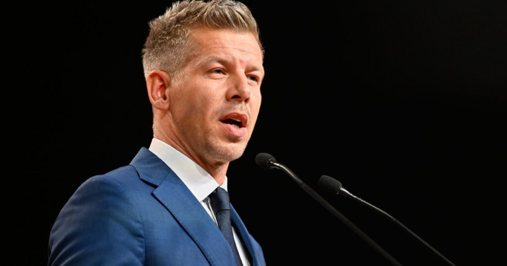 El nuevo líder de Hungría quiere investigar a Orbán por financiar a la CPAC