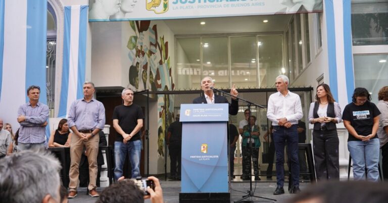 Alak asumió en el PJ La Plata y pidió armar “un gran frente” para la candidatura de Kicillof