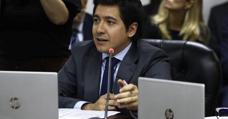 El libertario Roca pidió postergar la acusación contra el juez que censuró los audios de Karina