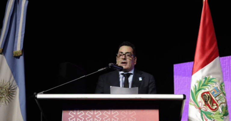 Abuchearon Cifelli en la Feria del Libro y se defendió: “¿Lo arreglaron ustedes lo de YPF o Milei?”