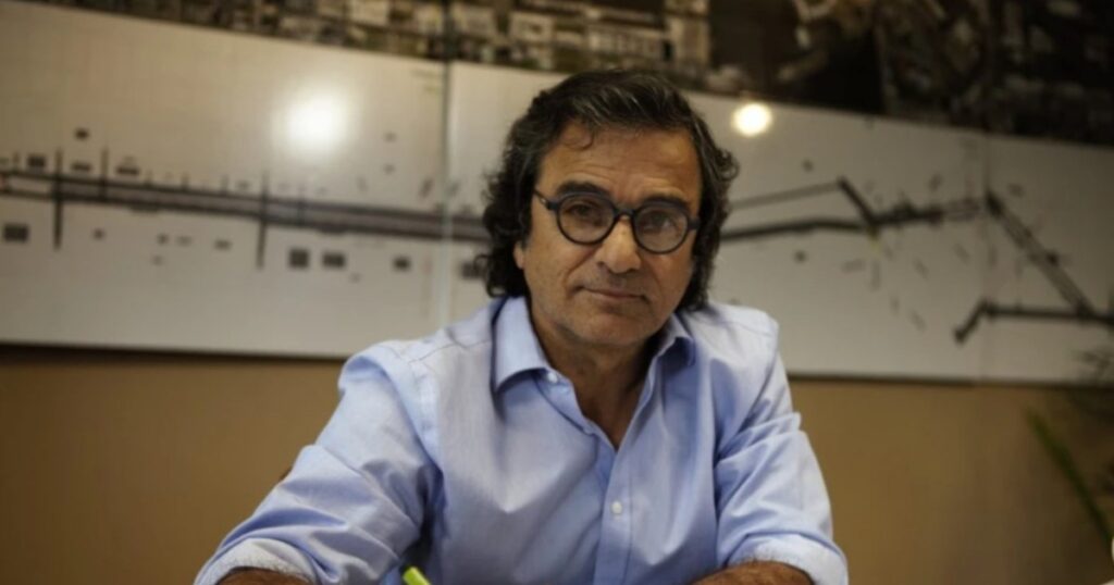 Echaron al funcionario de Caputo que no declaró departamentos, pero sigue Adorni