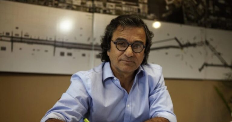 Echaron al funcionario de Caputo que no declaró departamentos, pero sigue Adorni