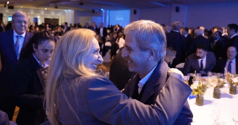 Los Milei salieron a levantar a Toto Caputo, en medio de la tensión por el plan económico