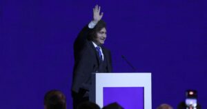 Las familias argentinas deben en promedio cinco sueldos y medio