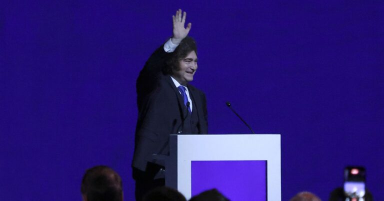 Las familias argentinas deben en promedio cinco sueldos y medio