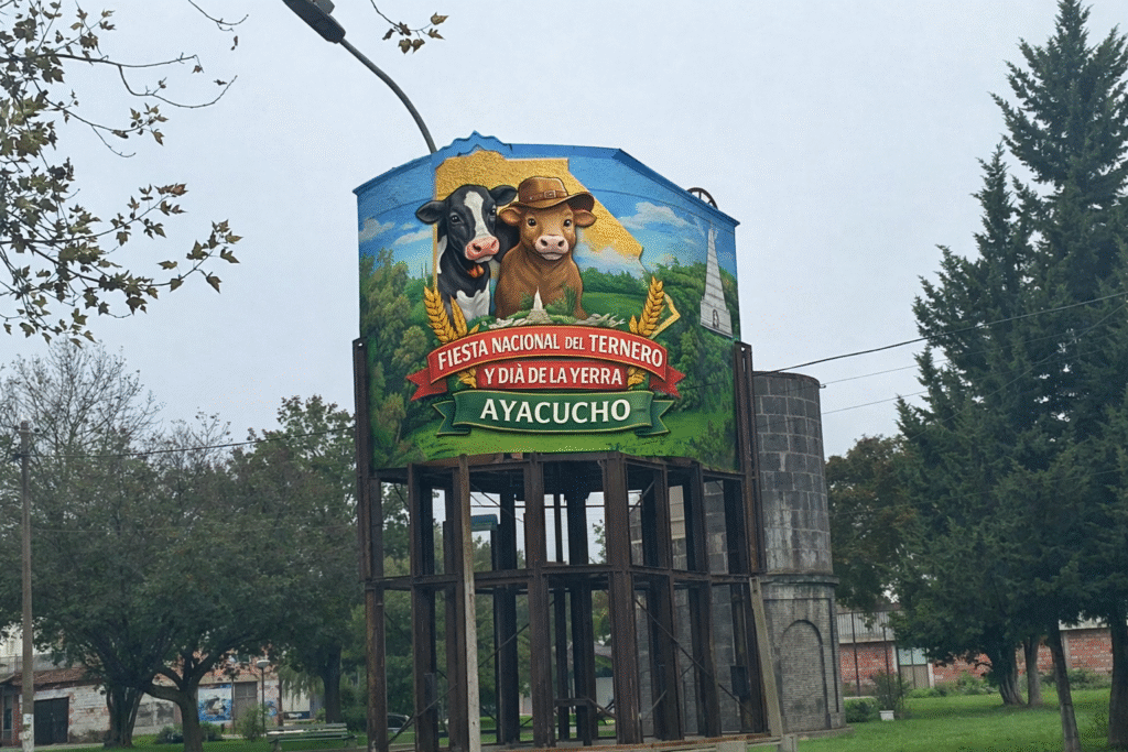 Proponen transformar el antiguo tanque de agua de avenida Solanet en un mural alusivo a la Fiesta del Ternero