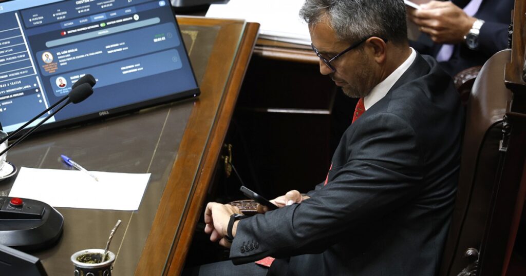 La oposición no juntó los votos para destituir a Adorni y se cae la sesión de Diputados