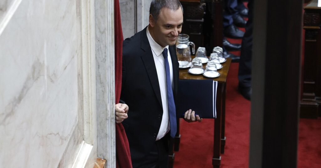 Ahora revelan que el padre de Adorni también recurrió a dos jubiladas prestamistas para conseguir plata