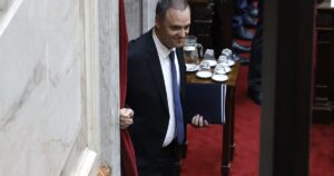 Ahora revelan que el padre de Adorni también recurrió a dos jubiladas prestamistas para conseguir plata