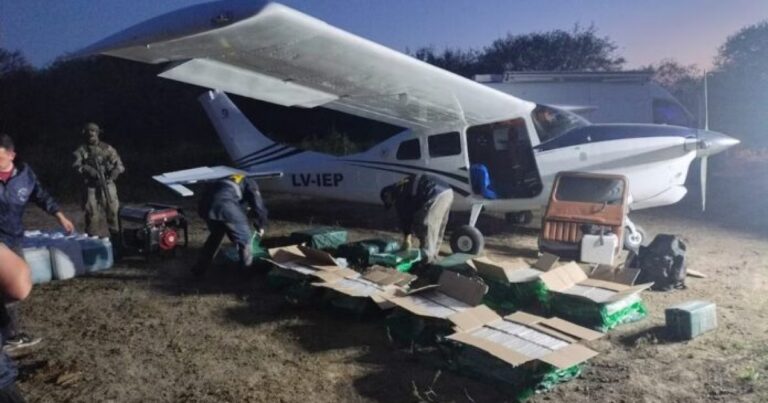Con datos de la DEA, decomisaron una avioneta con 442 kilos de cocaína en Santa Fe