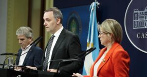 Adorni armó una conferencia de prensa, pero no dejó que le pregunten y prohibió que se hable del escándalo