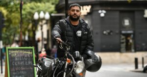 “La crisis empujó hasta a los jubilados a trabajar de cadetes”