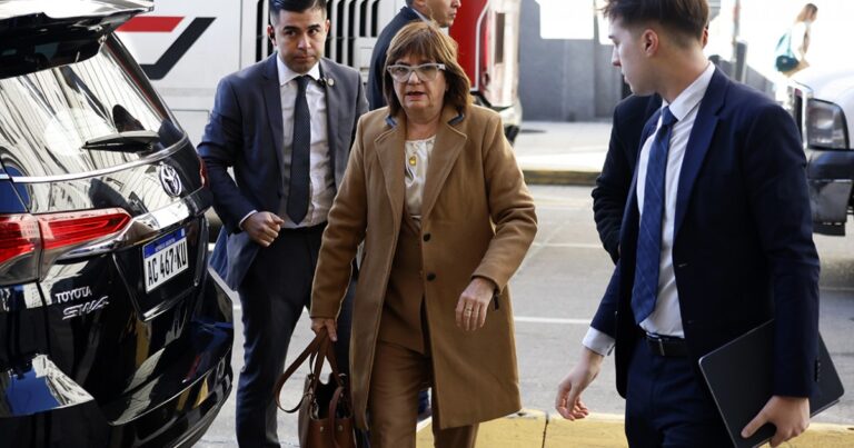 Se vuelve a reunir la Mesa Política, pero Patricia aclara: “No sirve para nada”