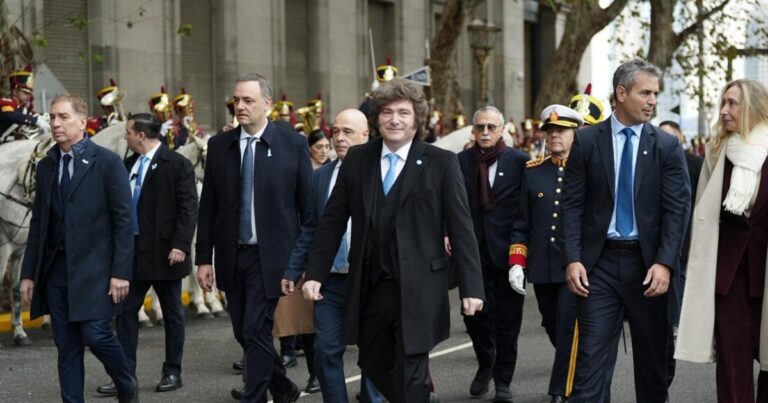 Karina mandó a Bullrich al fondo de la Catedral y la dejaron afuera del Cabildo