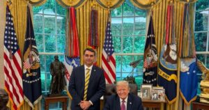 Trump recibió a Flavio Bolsonaro en la Casa Blanca pero evitó apoyar su candidatura