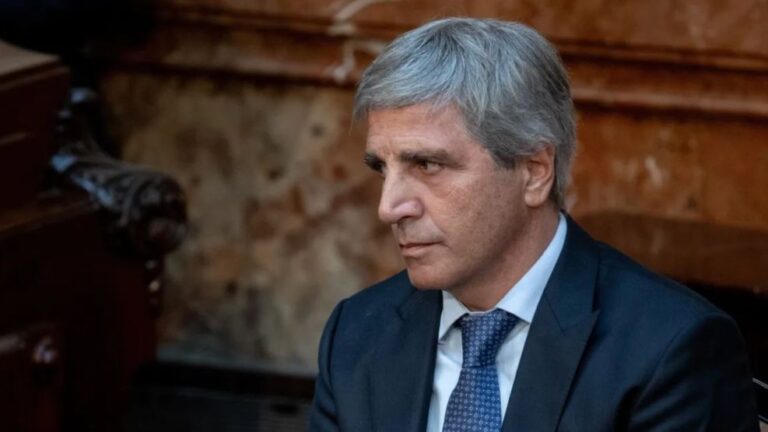 Pese a la caída del riesgo país, ¿qué falta para que la Argentina mejore en el ranking regional?