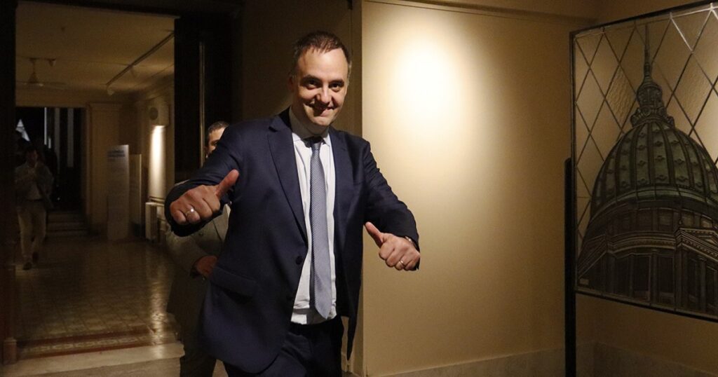 Adorní, afueraaaaa: Designaron a Adrián Ravier cómo vocero presidencial