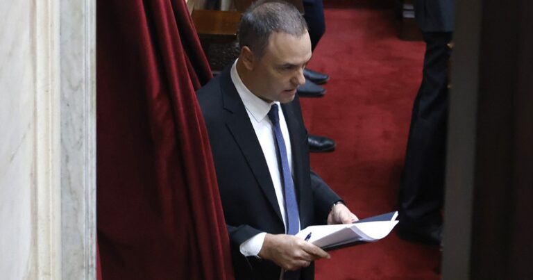 En plena crisis de nervios, Adorni se atrincheró y amenaza: “Es peligroso que termine en la Justicia”