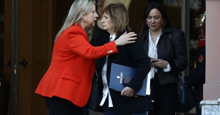 Ahora Monteoliva se despega de Karina y asciende a dos funcionarios de Bullrich