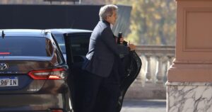 Los bancos temen que Caputo aplique otro apretón monetario en 2027 y resisten bajar las tasas