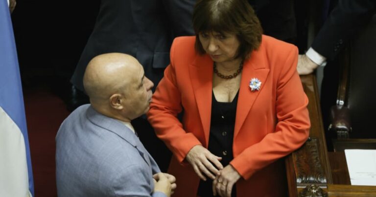 Karina desafía a Bullrich y le mete por la ventana 20 pliegos de jueces