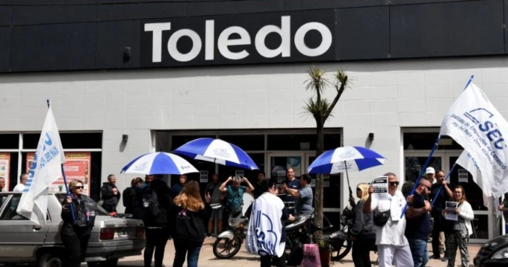 Cadena de supermercados pagó el 70% de los salarios y escala la conflictividad con el gremio
