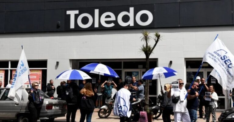 Cadena de supermercados pagó el 70% de los salarios y escala la conflictividad con el gremio