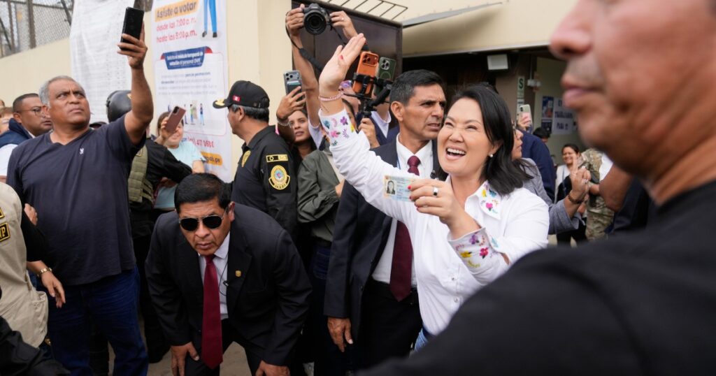 Keiko lidera por un margen mínimo y se espera un conteo lento
