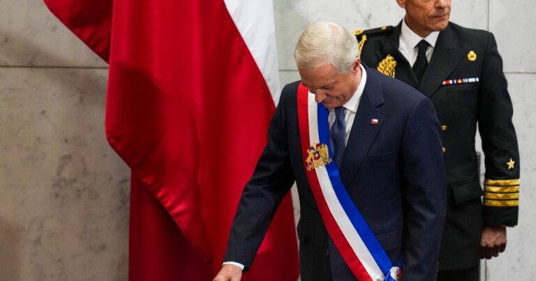 La imagen negativa de Kast en Chile llega al 52 por ciento y se profundiza la crisis