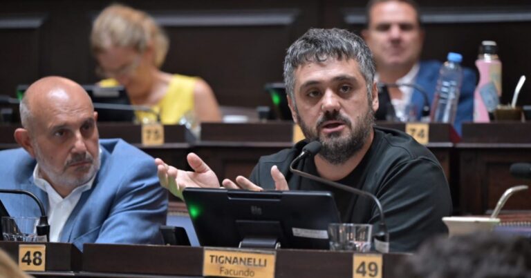 "Cuanto más trabajan los argentinos, más crece el patrimonio de Adorni"
