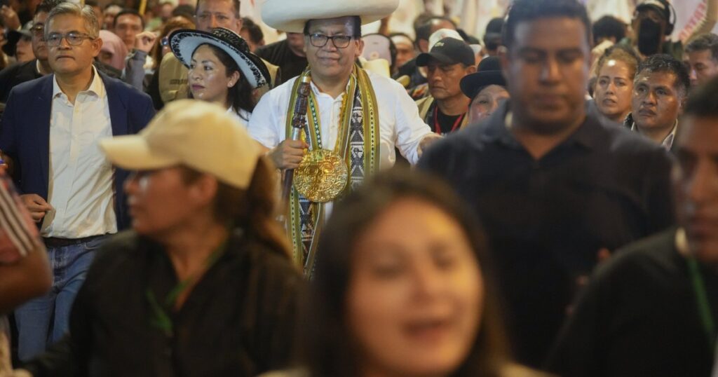 Sánchez lideró una protesta en Perú e insiste con que hubo fraude