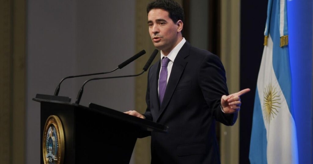 Tras el gesto de Trump, el vocero de Milei ahora elogia la bandera de Malvinas