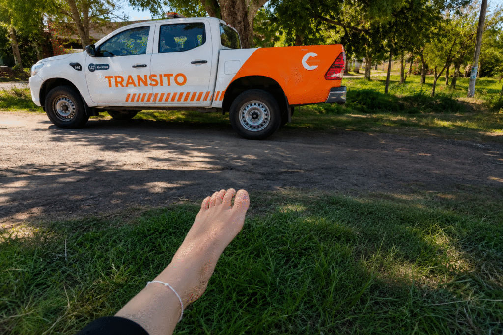 Una inspectora de tránsito fue atropellada por una motocicleta y buscan intensamente al conductor