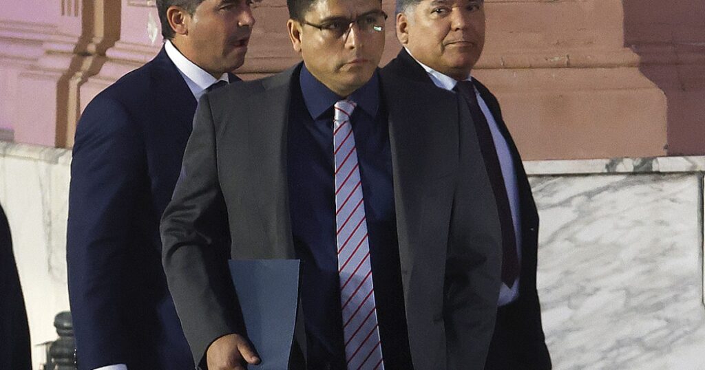 Los policías acuartelados acampan frente a la residencia del gobernador Vidal