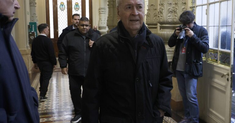 Schiaretti se monta a la crisis en la industria automotriz para diferencirse de Llaryora