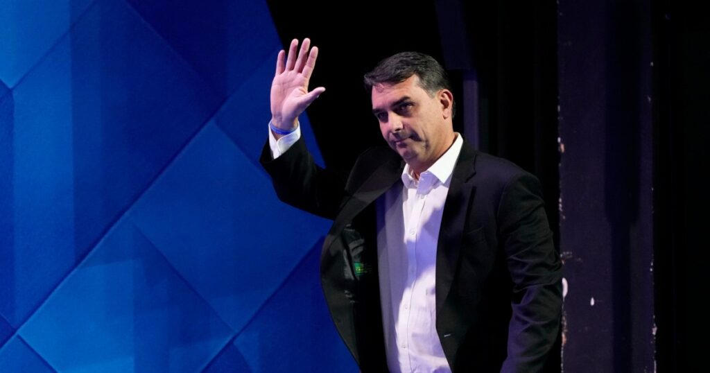 Flavio le pidió a Trump que aplique aranceles contra Brasil para después de las elecciones para no favorecer a Lula