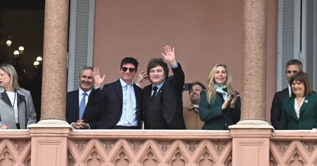 Las Fuerzas del Cielo se entusiasman con el abrazo de Milei a Santiago Caputo en el balcón: “Vamos a estar en las listas”