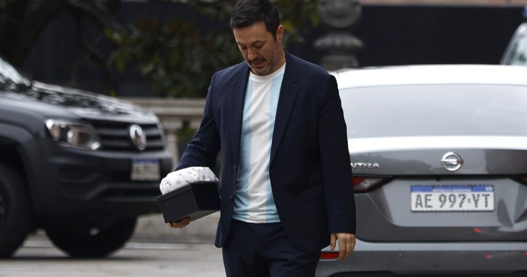 Petri teme que Karina acuerde con Cornejo y trata de seducir a Milei con un paquete de palmeritas