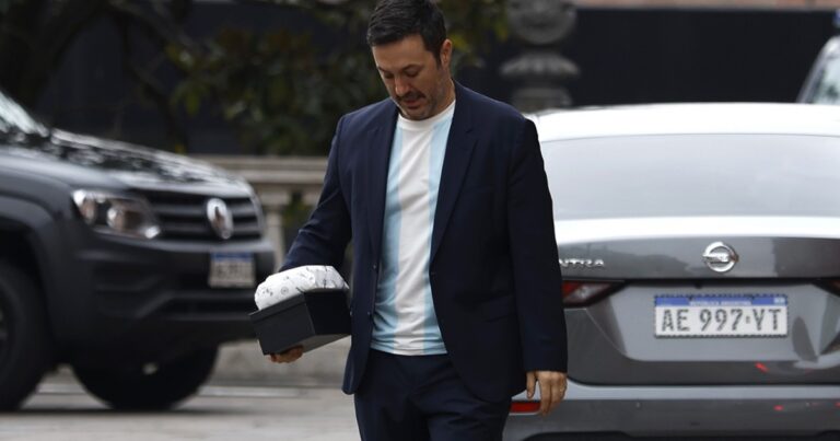 Petri teme que Karina acuerde con Cornejo y trata de seducir a Milei con un paquete de palmeritas