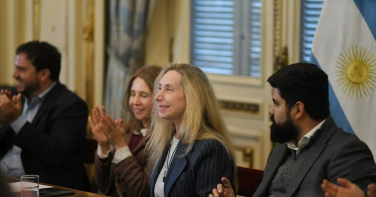 Mientras hablan de un acuerdo, Karina juntó a los legisladores porteños para criticar a Jorge Macri