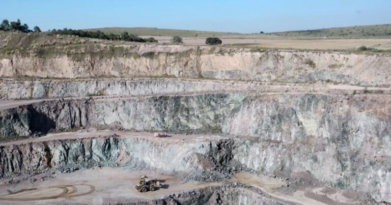 La crisis minera se agrava y las canteras aceleran despidos, retiros y recortes salariales
