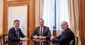 Bornoroni le dio a Juez la foto con Santilli para enfriar el fantasma del pacto con Llaryora