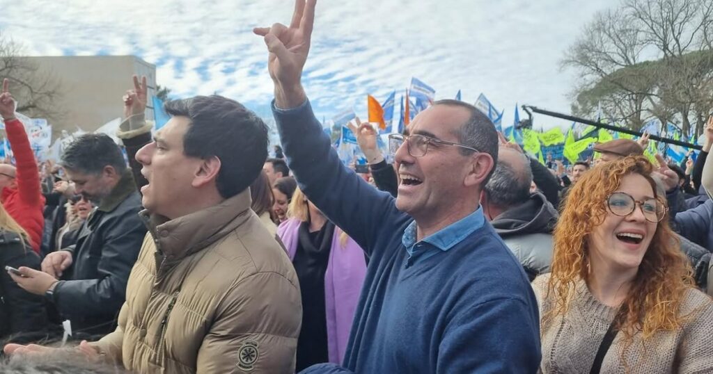 En Azul, el intendente de La Cámpora zafó de la interpelación gracias a la ayuda de un concejal libertario