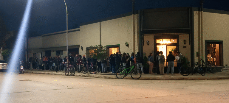 Casi una cuadra de cola para conseguir trabajo: La realidad