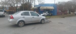 Accidente entre dos vehículos en la esquina de Poderoso y Brown: una persona fue trasladada al Hospital Municipal