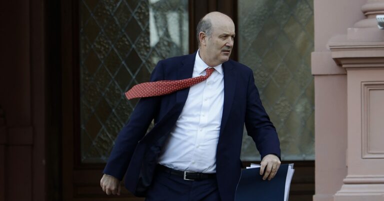 Milei analiza congelar los proyectos de ley de Sturzenegger harto de pagar costos políticos