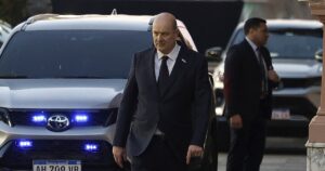 Milei amenazó con echar a Sturzenegger en medio de la crisis de los barcos